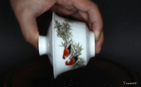 Hold the Gaiwan and lid firmly in horizontal position.